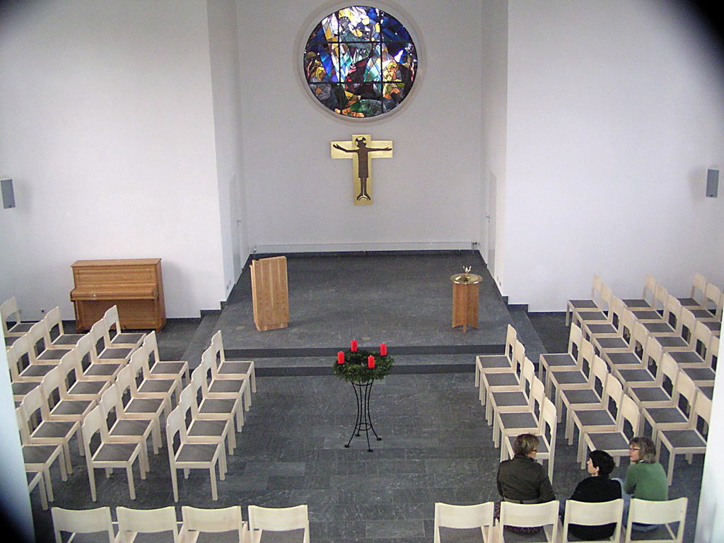 Christuskirche Pfullendorf, Kirchenstuhl Oriana, Ahorn Massiv, Natur matt lackiert, Merino-Filz