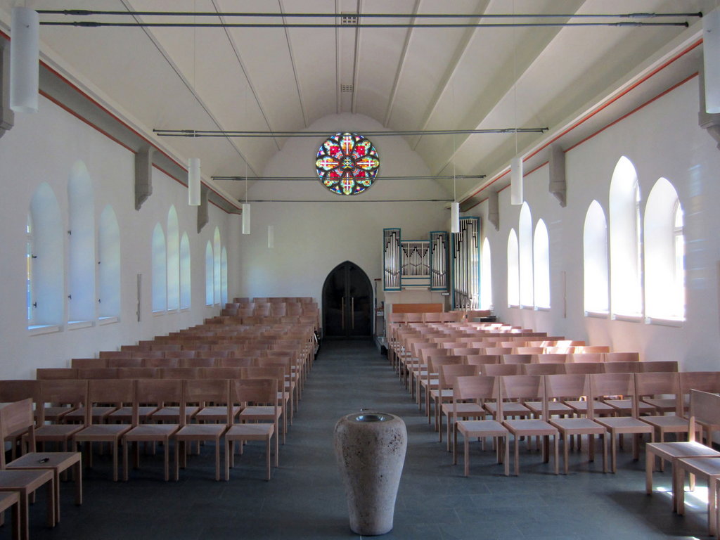 Kreuzkirche Weimar, Kirchenstuhl Oriana, Eiche Massiv, weiß getönt, Sitz Merino-Filz