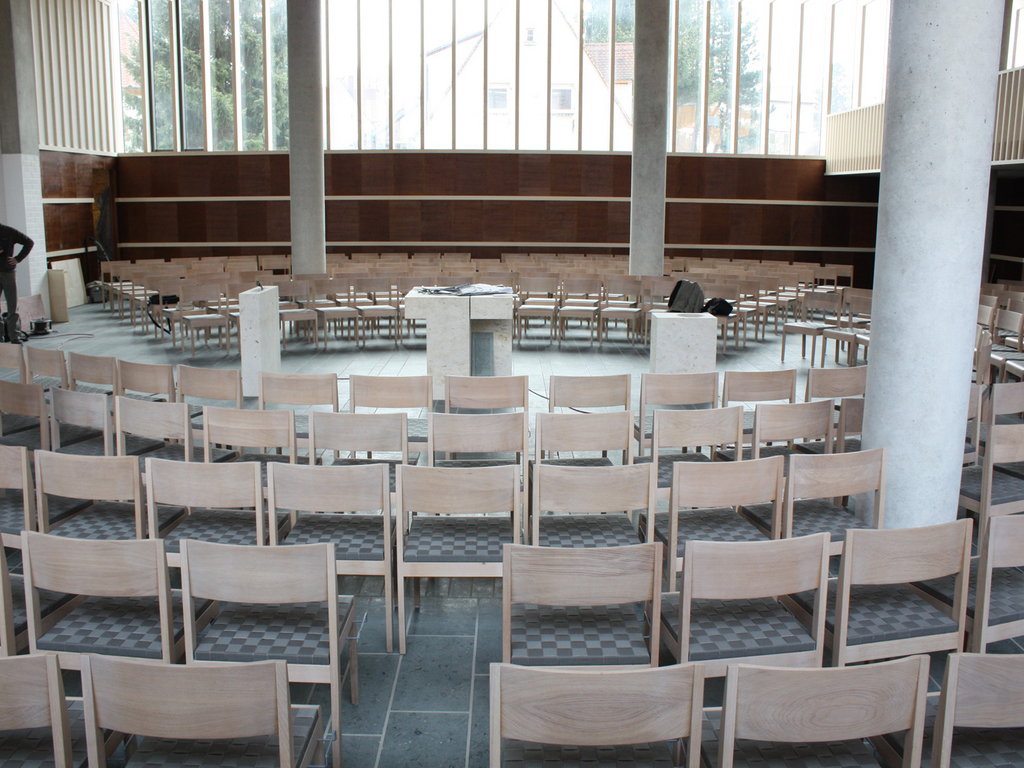 Evangelisch-Lutherische Kirchengemeinde Herzogenaurach, Eiche Massiv, weiß getönt, Sitz geflochten