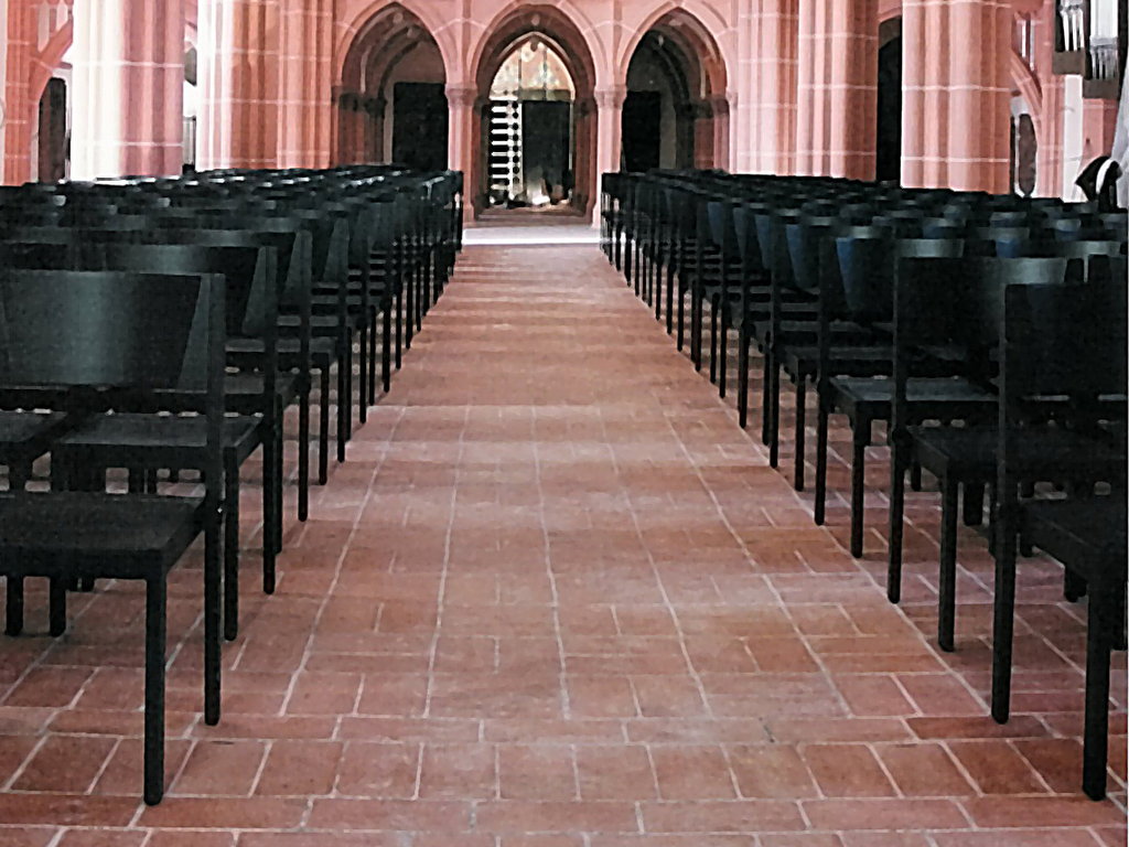 Peterskirche Heidelberg, Kirchenstuhl Oriana, Buche Massiv, rebschwarz gebeizt, Massivholzsitz